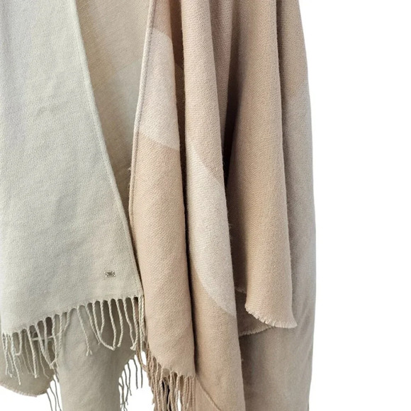 Soia & Kyo Womens Cape Shawl Color Block One Size Tassel Wrap - Picture 3 of 8